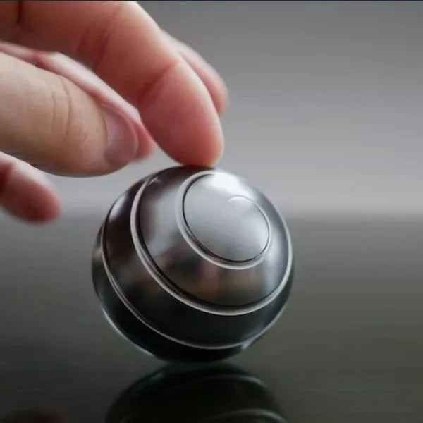 Rotierender Tischglobus mit hypnotischer Drehillusion