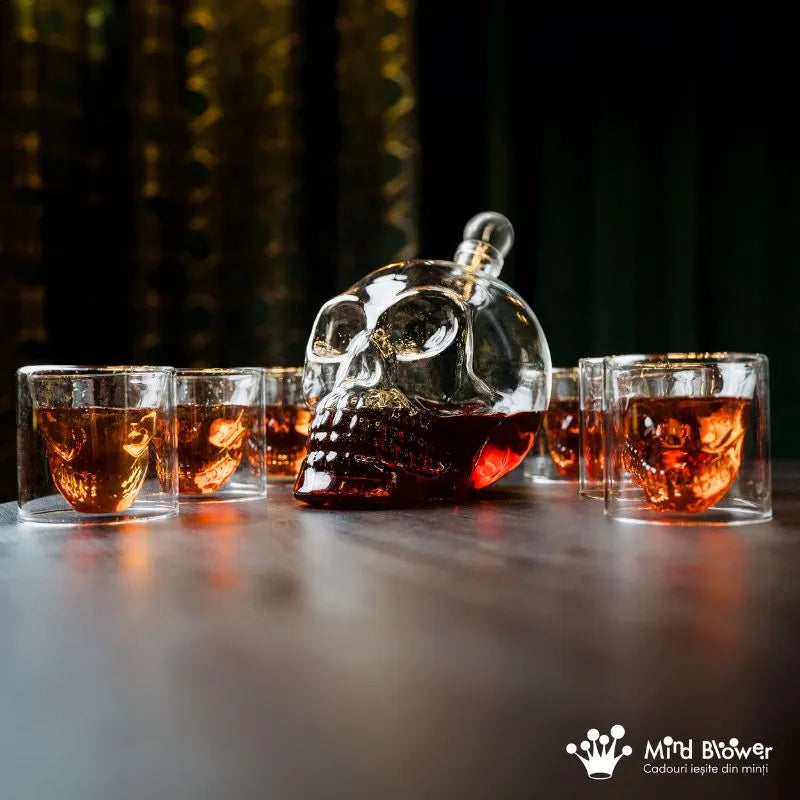 Totenkopf Karaffe Geschenkset 1000 ml Glas + 6 Free Spirits Gläser