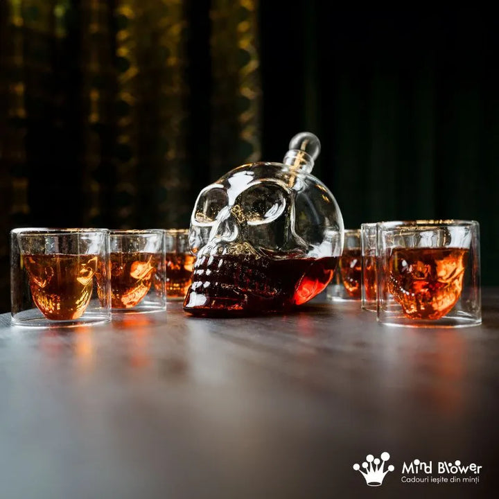 Totenkopf Karaffe Geschenkset 1000 ml Glas + 6 Free Spirits Gläser