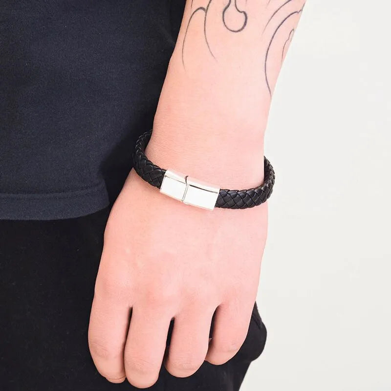 Smartes Armband und USB-Kabel mit Stromversorgung am Handgelenk