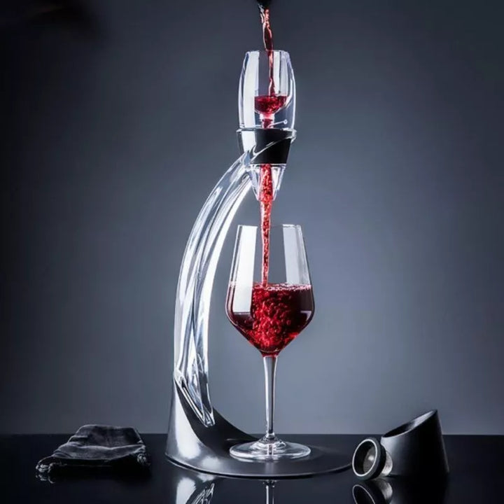 Weinbelüfter und Dekanter mit gebogenem Ständer