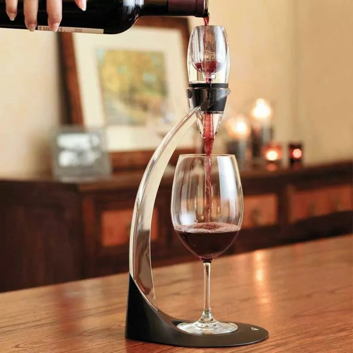 Weinbelüfter und Dekanter mit gebogenem Ständer