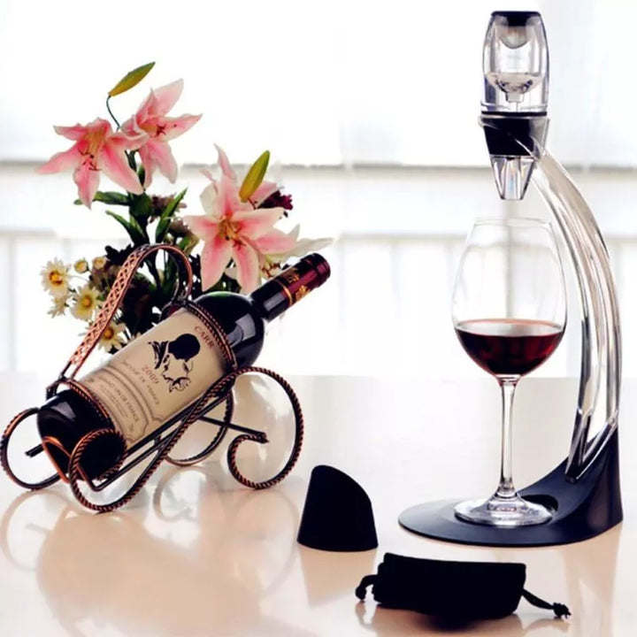 Weinbelüfter und Dekanter mit gebogenem Ständer