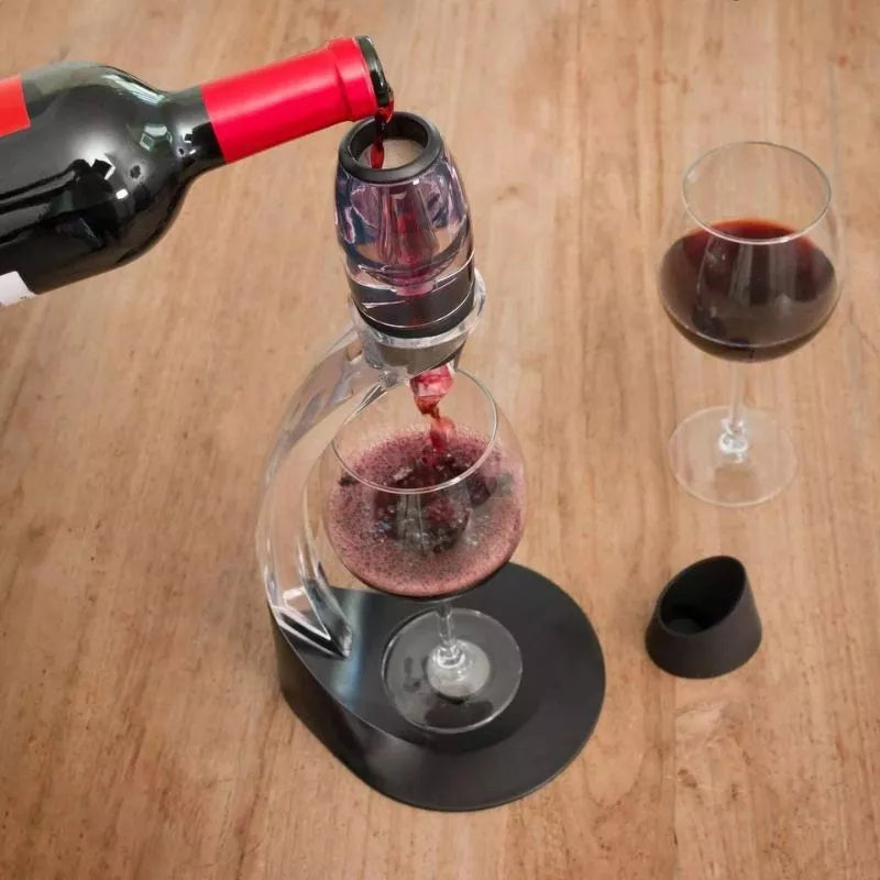 Weinbelüfter und Dekanter mit gebogenem Ständer