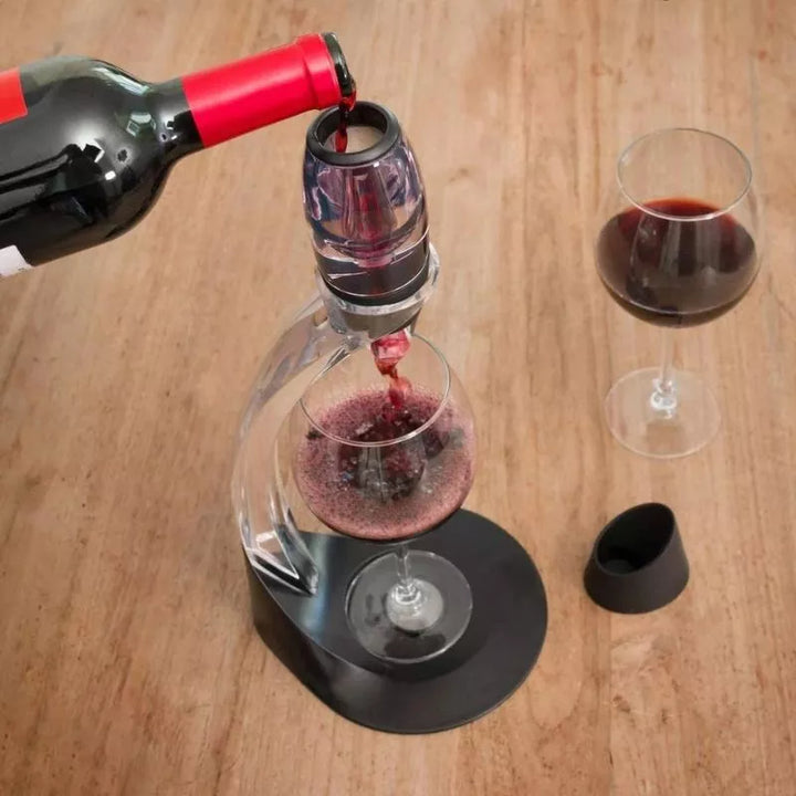 Weinbelüfter und Dekanter mit gebogenem Ständer