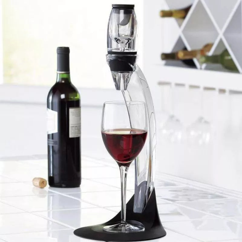 Weinbelüfter und Dekanter mit gebogenem Ständer