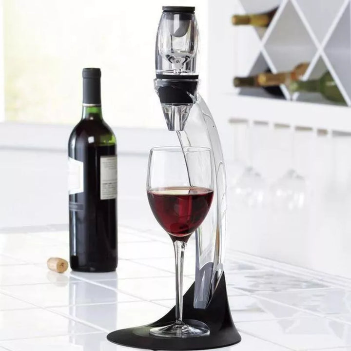 Weinbelüfter und Dekanter mit gebogenem Ständer