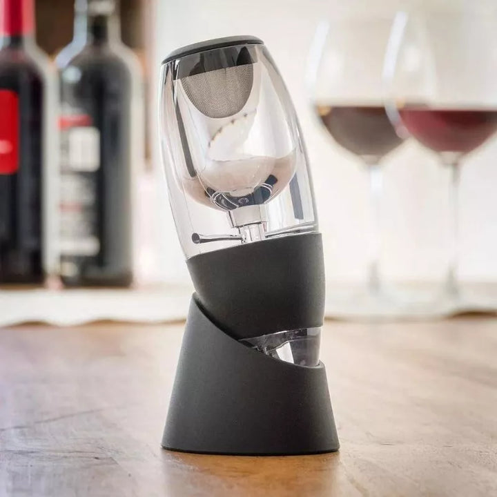 Weinbelüfter und Dekanter mit gebogenem Ständer