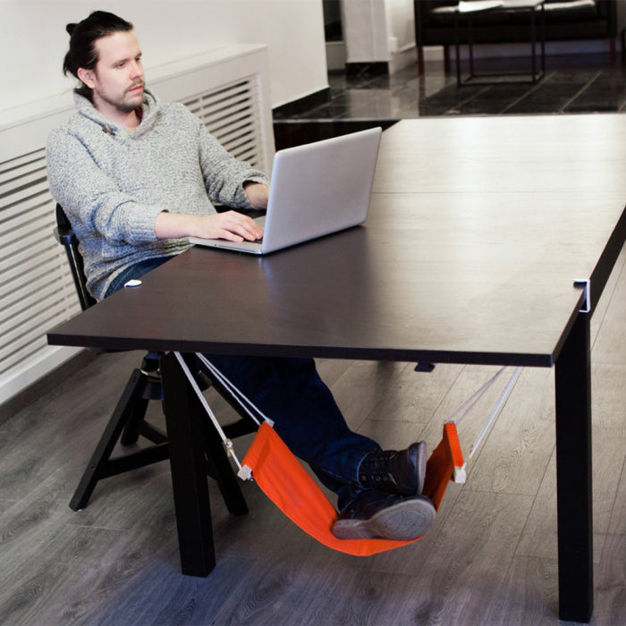 Hängematte für unter den Schreibtisch auf Beinen – Komfort beim Arbeiten