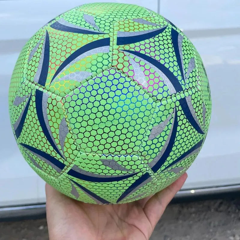 Fluoreszierender Fußball – leuchtet im Dunkeln