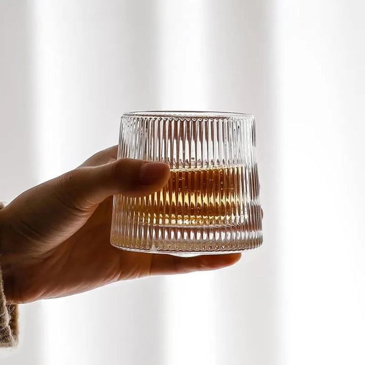 Ein Glas Rotating Vertical Whisky