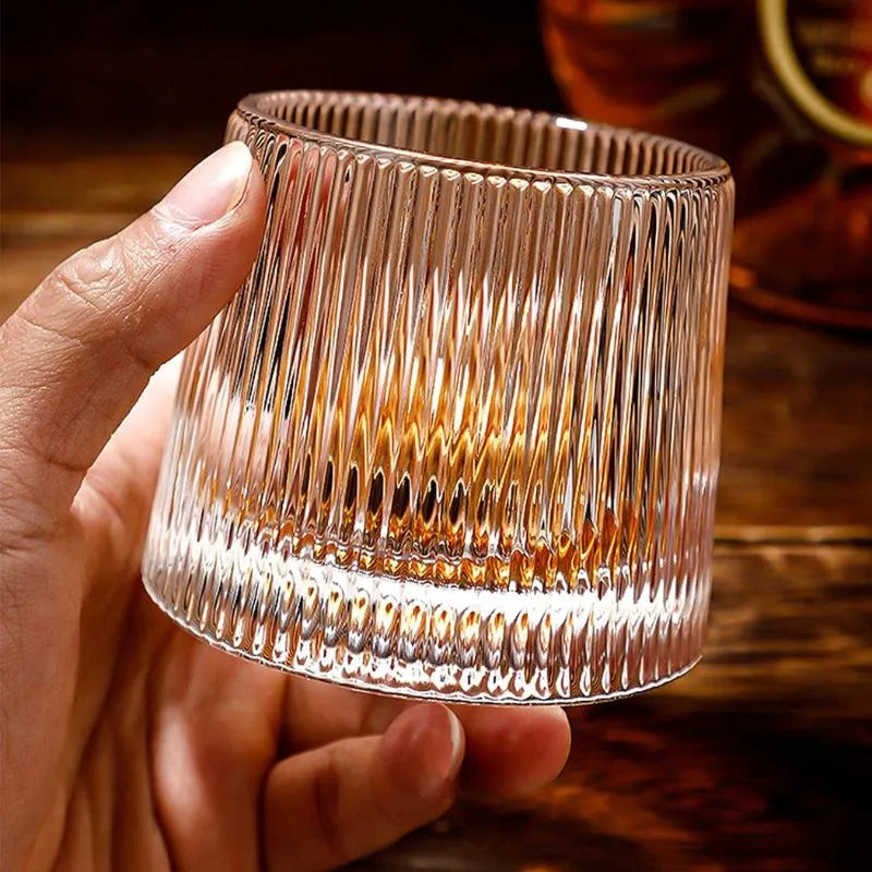 Ein Glas Rotating Vertical Whisky
