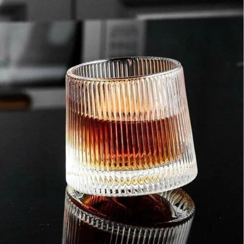 Ein Glas Rotating Vertical Whisky