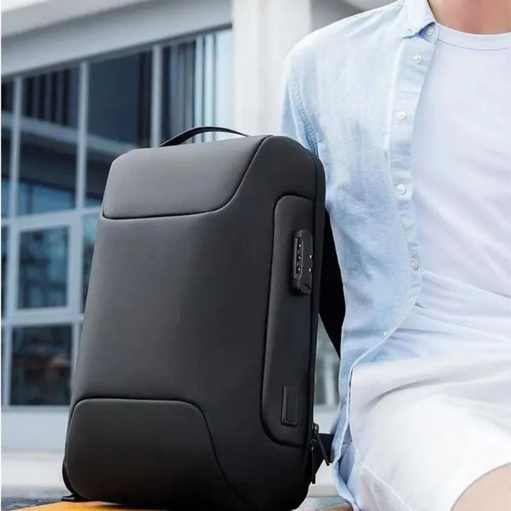 Der wasserdichte USB-Anti-Diebstahl-Rucksack SafeTrekker für Herren