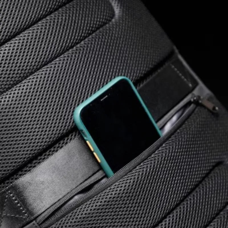 Der wasserdichte USB-Anti-Diebstahl-Rucksack SafeTrekker für Herren