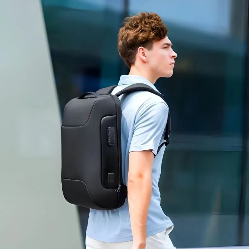 Der wasserdichte USB-Anti-Diebstahl-Rucksack SafeTrekker für Herren