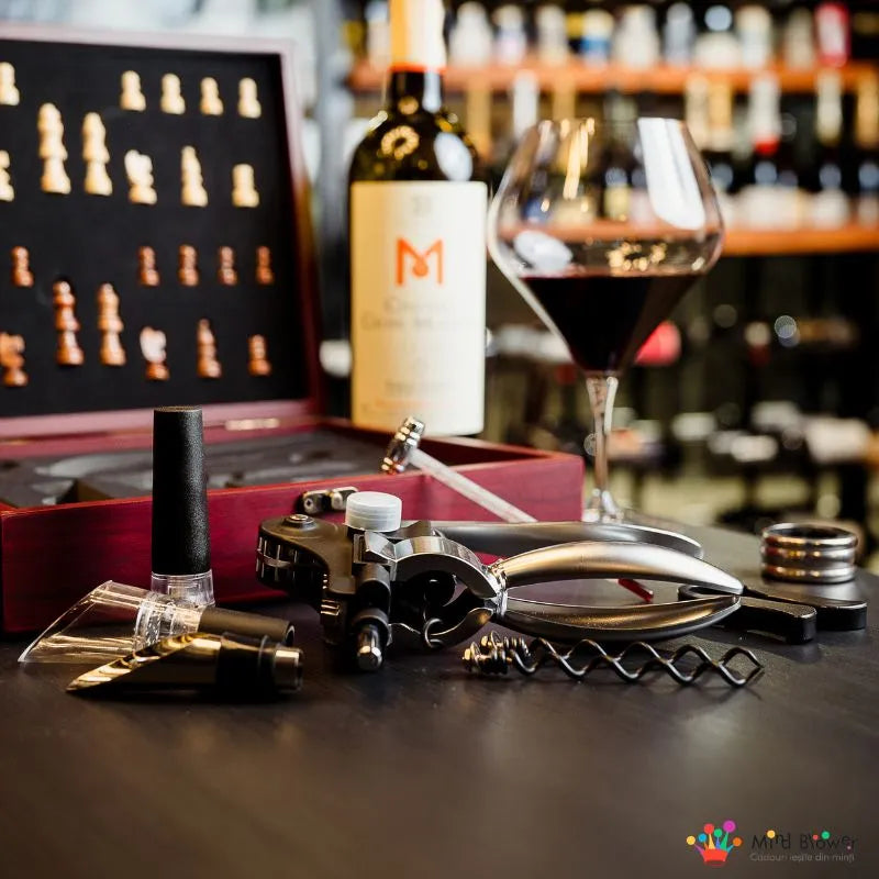 Deluxe-Set mit Schach- und Weinzubehör in einer Box