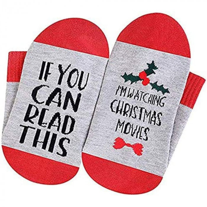 Lustige Socken beim Anschauen von Weihnachtsfilmen