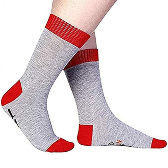 Lustige Socken beim Anschauen von Weihnachtsfilmen