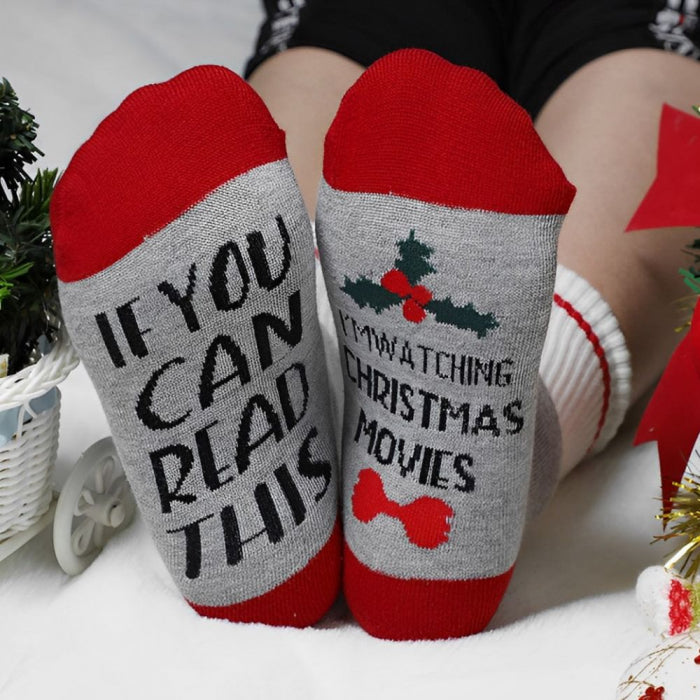 Lustige Socken beim Anschauen von Weihnachtsfilmen