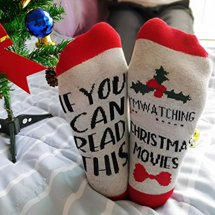 Lustige Socken beim Anschauen von Weihnachtsfilmen