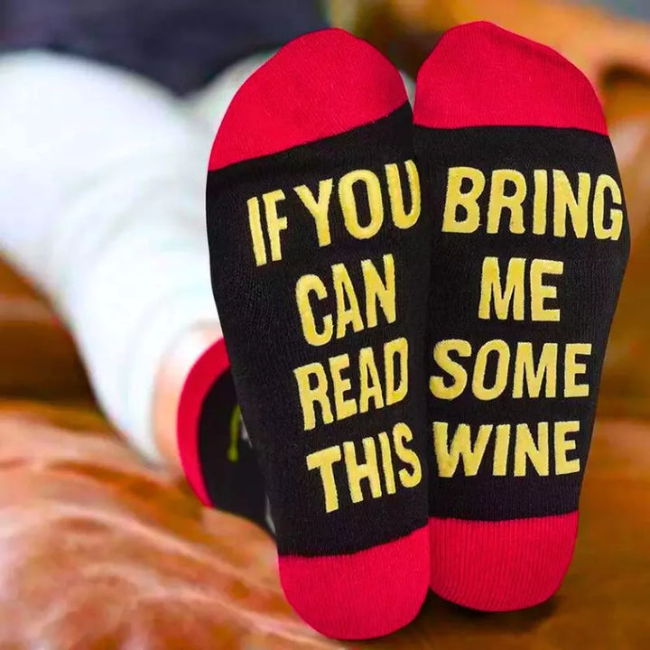Bunte lustige Socken. Bring mir etwas Wein.