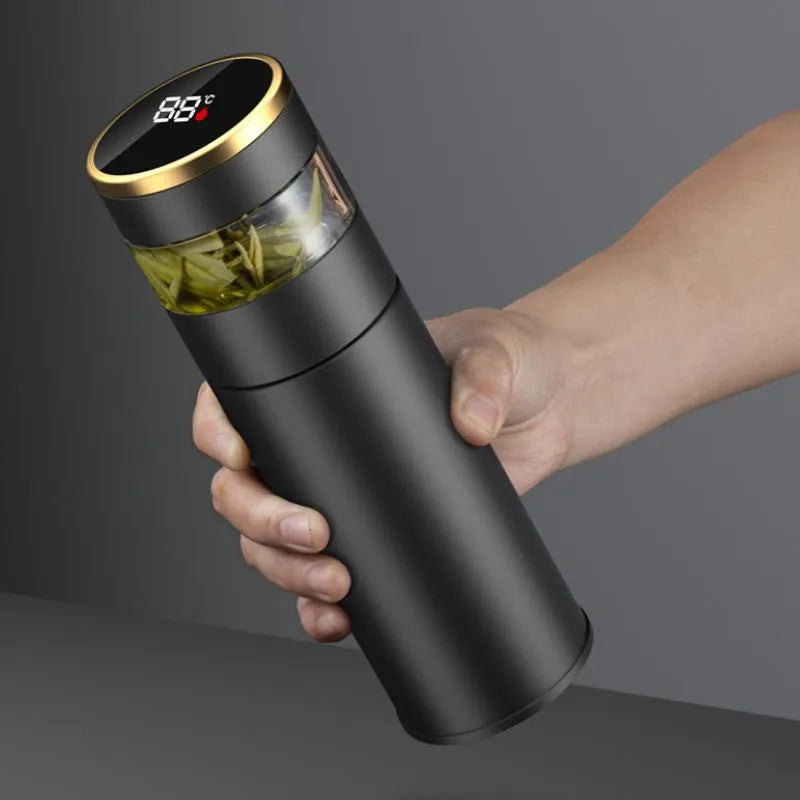 Moderne Thermoskanne mit Sieb und LED-Bildschirm