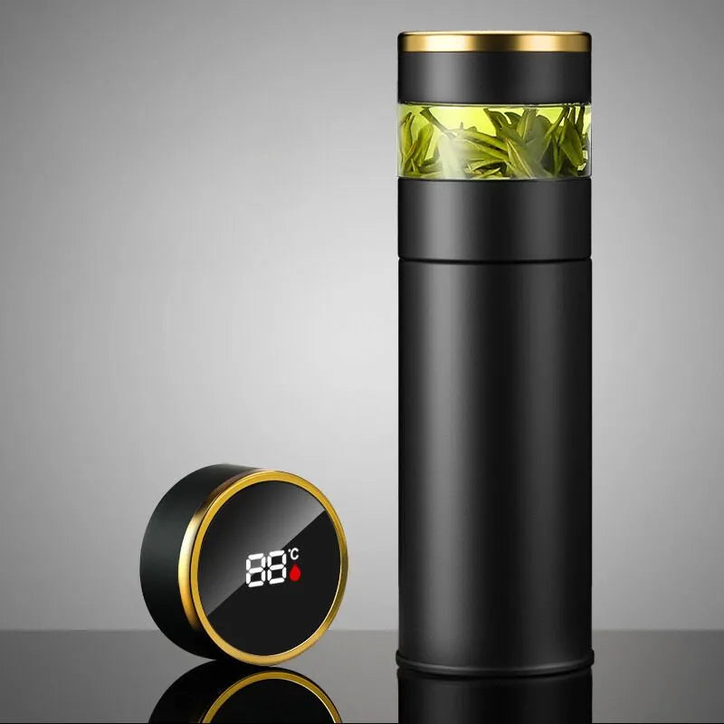 Moderne Thermoskanne mit Sieb und LED-Bildschirm
