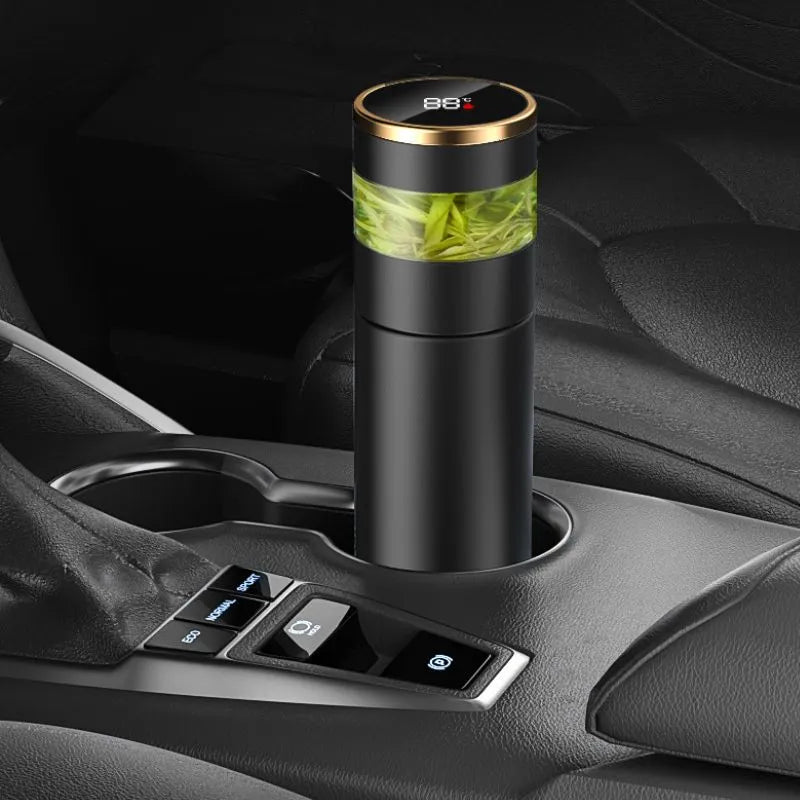 Moderne Thermoskanne mit Sieb und LED-Bildschirm