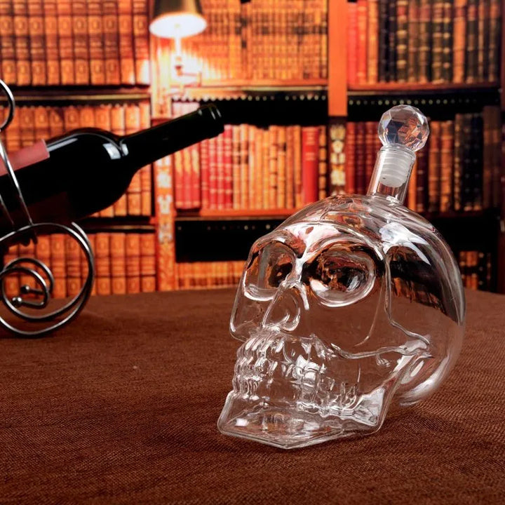 Totenkopfförmige Glaskaraffe