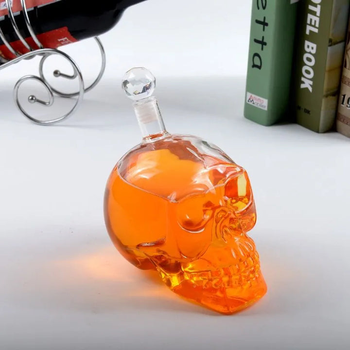 Totenkopfförmige Glaskaraffe