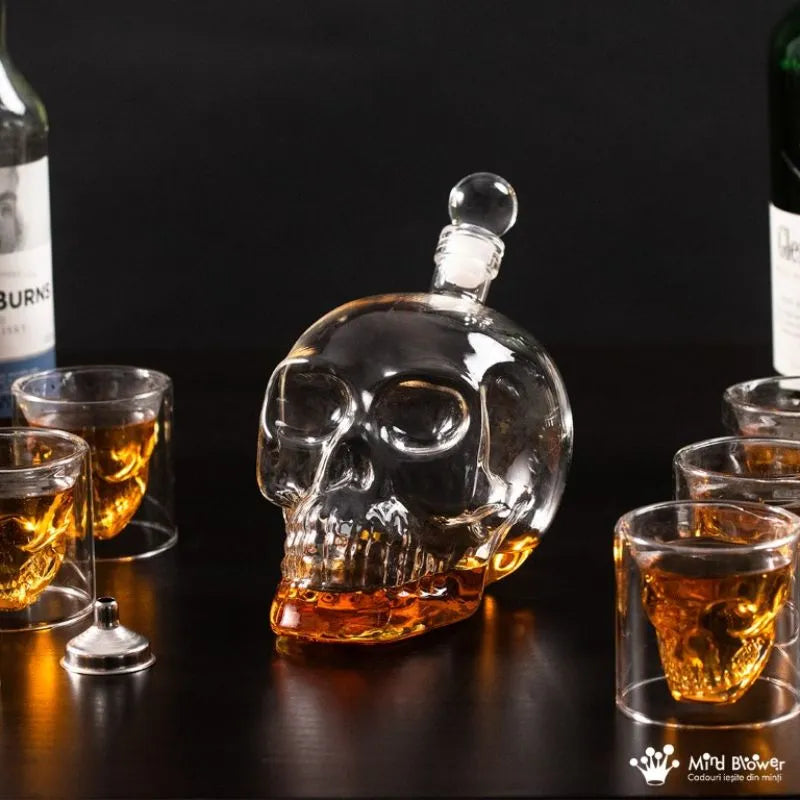 Totenkopf Karaffe Geschenkset 1000 ml Glas + 6 Free Spirits Gläser