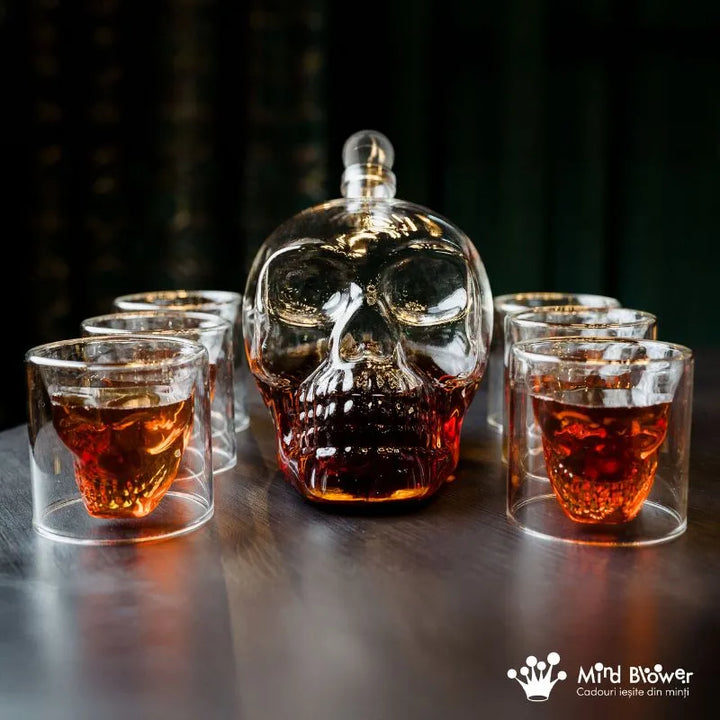 Totenkopf Karaffe Geschenkset 1000 ml Glas + 6 Free Spirits Gläser