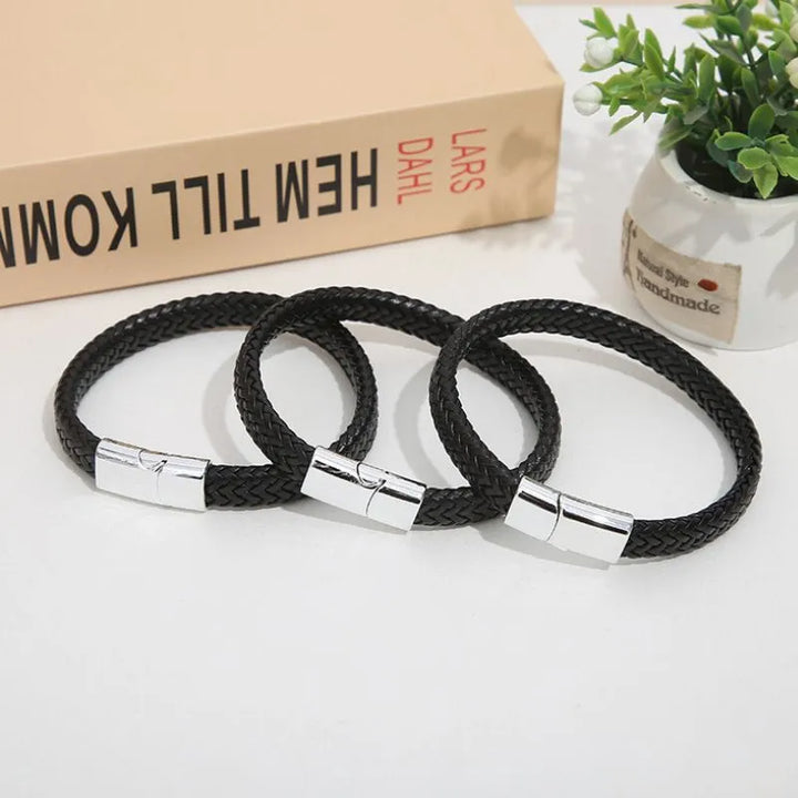 Smartes Armband und USB-Kabel mit Stromversorgung am Handgelenk