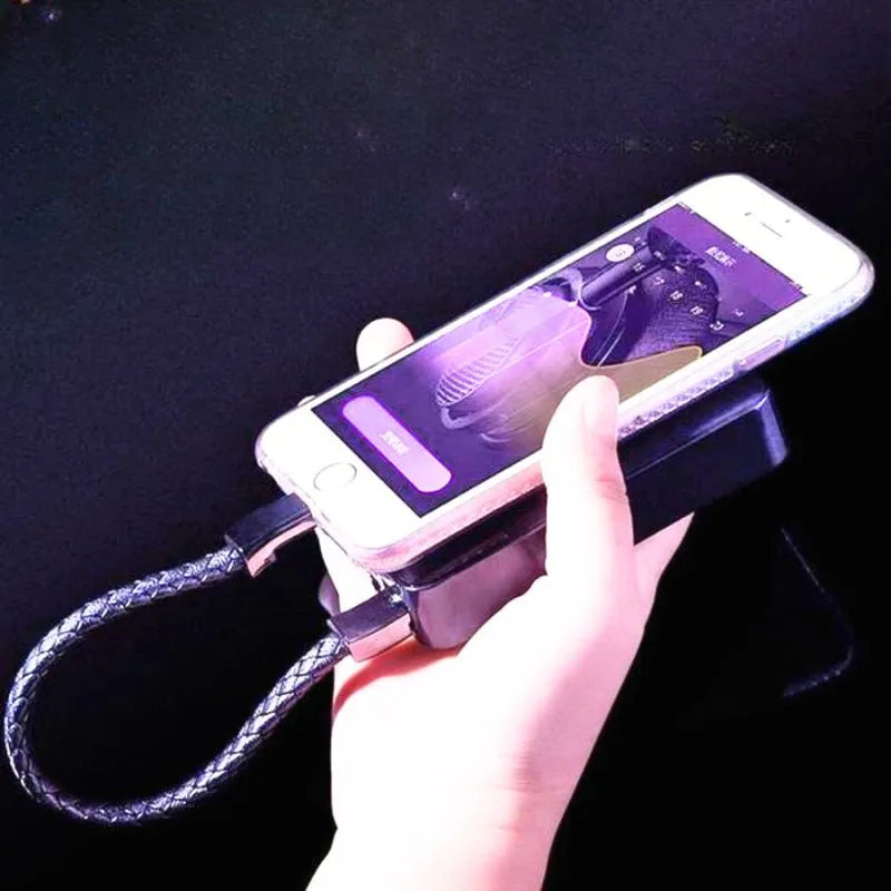 Smartes Armband und USB-Kabel mit Stromversorgung am Handgelenk