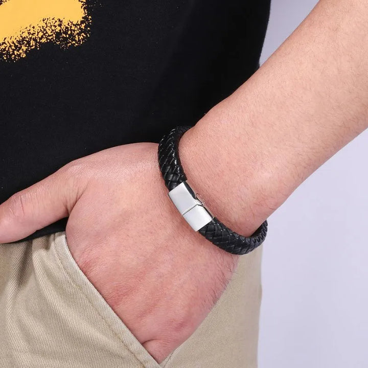 Smartes Armband und USB-Kabel mit Stromversorgung am Handgelenk