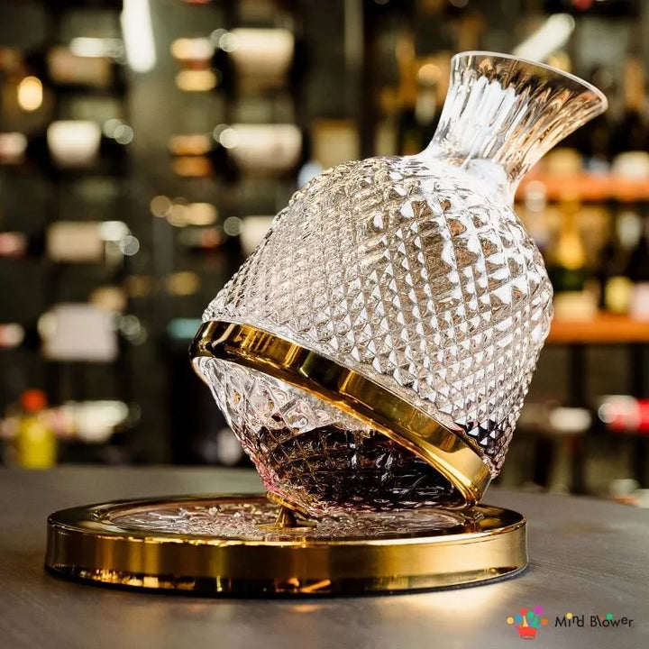 Goldene rotierende Alkoholkaraffe