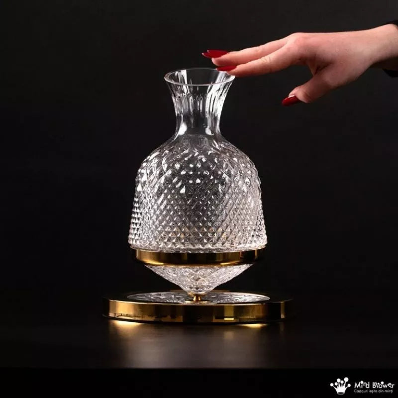 Goldene rotierende Alkoholkaraffe