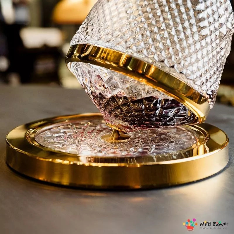 Goldene rotierende Alkoholkaraffe