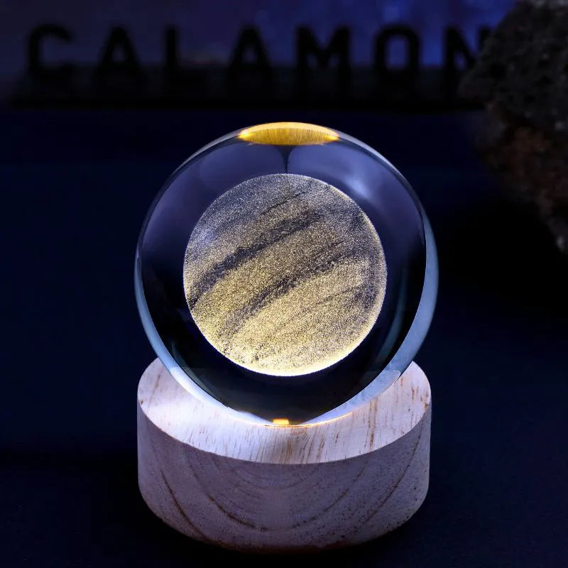 Eine Glaskugel mit dem Planeten Jupiter