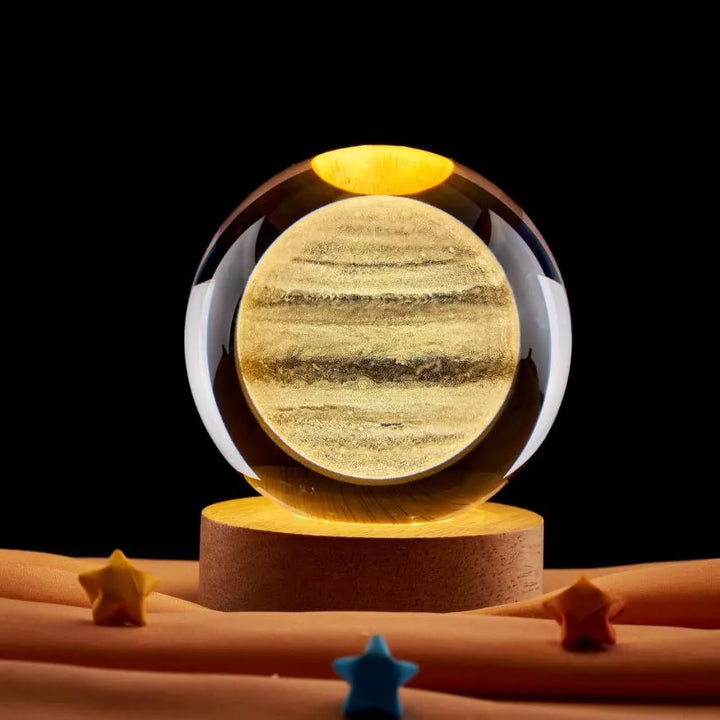 Eine Glaskugel mit dem Planeten Jupiter