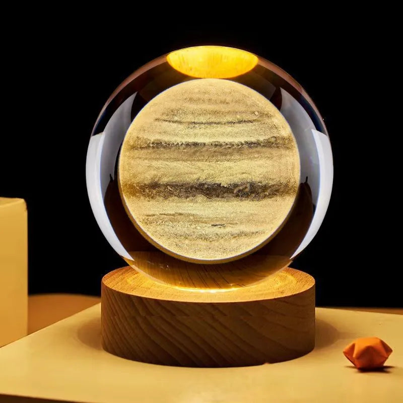 Eine Glaskugel mit dem Planeten Jupiter