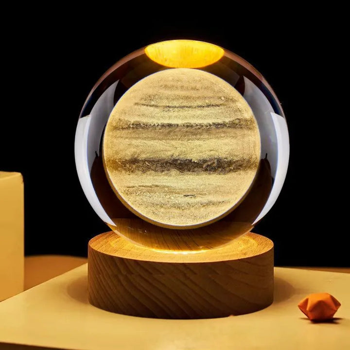 Eine Glaskugel mit dem Planeten Jupiter