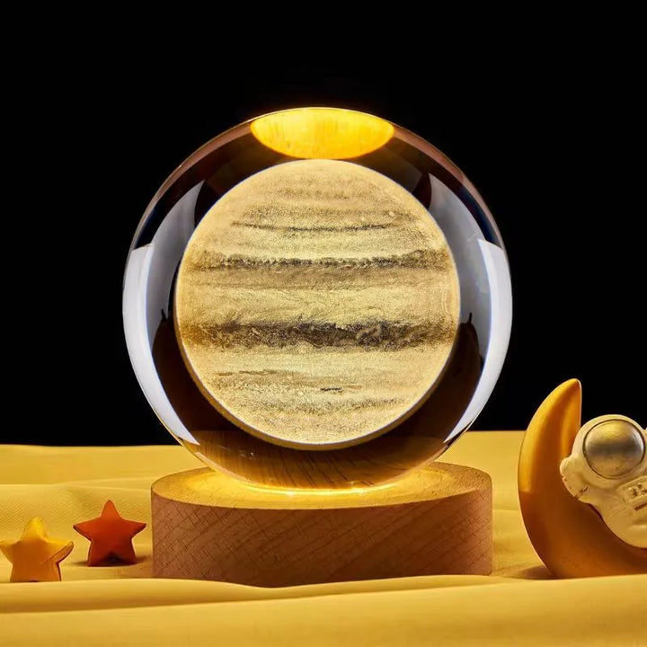Eine Glaskugel mit dem Planeten Jupiter