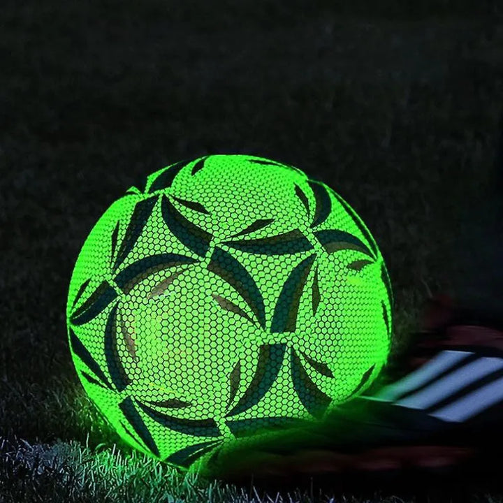 Fluoreszierender Fußball – leuchtet im Dunkeln