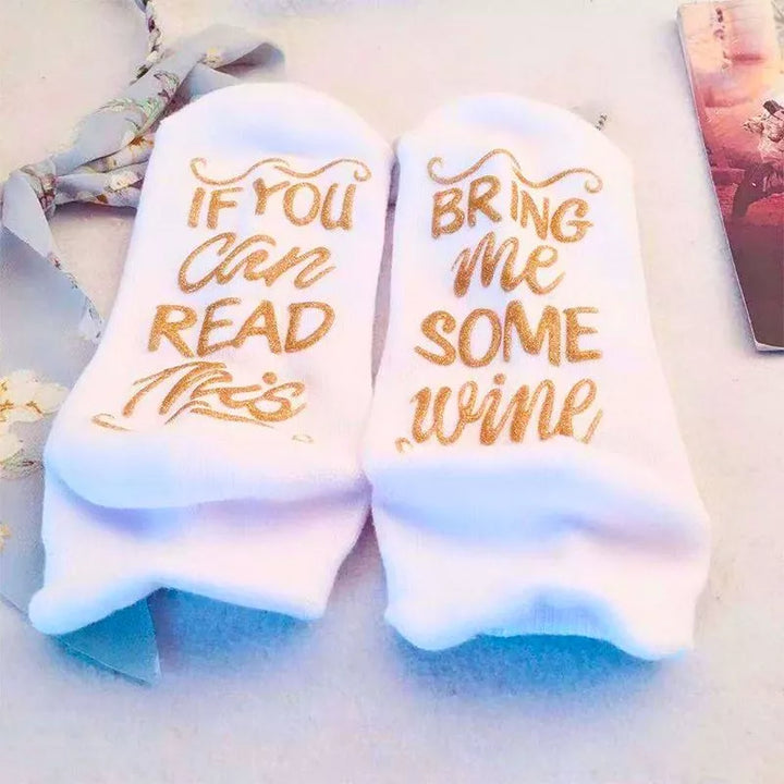 Lustige Bring Me Wine Socken in Weiß mit goldenem Schriftzug