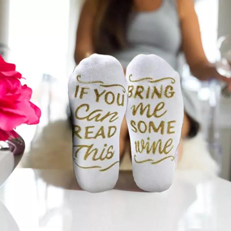 zabawne-skarpetki-bring-me-wine-biale-z-zlotym-napisem  
