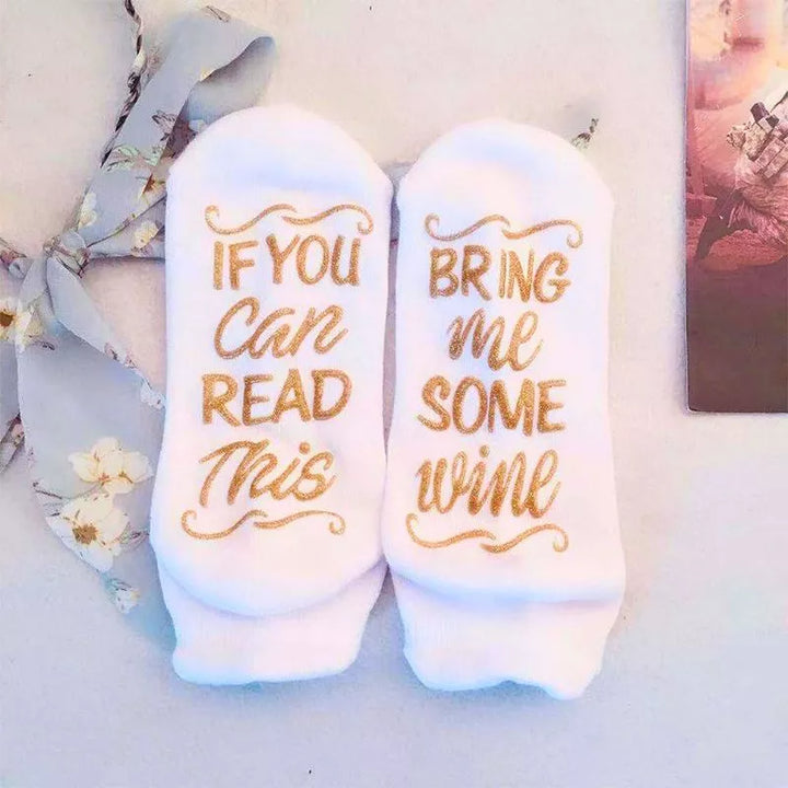 Lustige Bring Me Wine Socken in Weiß mit goldenem Schriftzug
